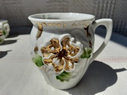 SZECESSZÓS VIRÁGOS DOMBORMINTÁS PORCELÁN EMLÉK BÖGRE