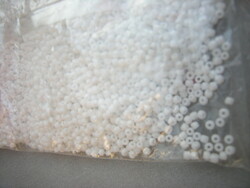 Small-eyed white pearls for beading 45 dkg