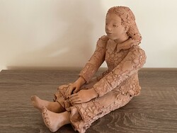 Erzsébet Illár: sitting girl