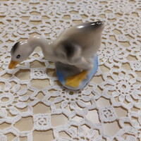 Jelzett porcelán csipegető kacsa