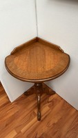 Antique style corner table