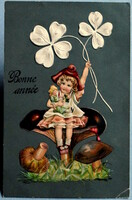 Antik szecessziós dombornyomott Újévi  üdvözlő képeslap - kislány babával gombán ül, 4levelű lóhere