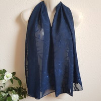 Új, egyedi készítésű navy kék színű hímzett muszlin sál, kendő, vállkendő, stóla