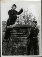 Nagyobb méret, Szendrő István fotóművészeti alkotása. Kéményseprők munka közben, 1930-as évek.