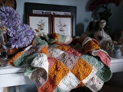 Különösen szép horgolt kézimunka kanapé takaró csodaszép mintával, színekkel