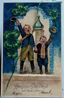 Antik dombornyomott Újévi üdvözlő képeslap - vidáman integető kisfiúk , 4levelű lóhere, harangtorony