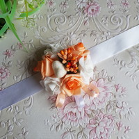 Új, egyedi készítésű narancs-fehér színű rózsás, gyöngyös csuklódísz