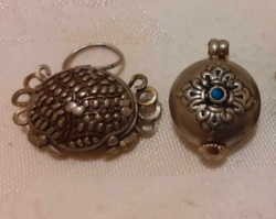 2 silver-colored poison-retaining pendants, necklace