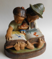 Gondos József - mesekönyvet olvasó gyerekek - kerámia figura