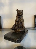 Bear bronze statue