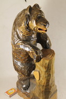 Kézzel faragott nagyméretű medve szobor 941