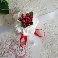 Új, egyedi készítésű fehér-piros színű rózsás, gyöngyös csuklódísz