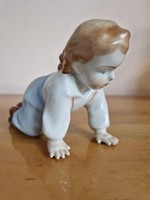 Zsolnay porcelán, Sinkó András tervezte, mászó kislány 18 cm.