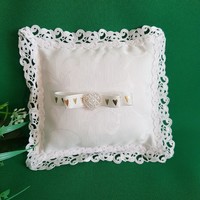 Új, egyedi készítésű hófehér, csipkés esküvői gyűrűpárna