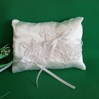 Új, egyedi készítésű hófehér, csipkés esküvői MINI szatén esküvői gyűrűpárna