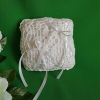 Új, egyedi készítésű, hófehér színű horgolt szatén esküvői gyűrűpárna