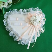 Új, egyedi készítésű fehér-barack, virágos, csipkés, szív alakú esküvői gyűrűpárna