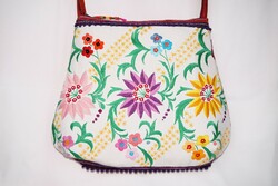 Színes, kézzel hímzett, mezei virágos hímzett textíliából készült, nagy méretű, női pakolós táska