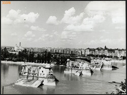 Nagyobb méret, Szendrő István fotóművészeti alkotása. Budapest, a Margit híd maradványai a 2. világ