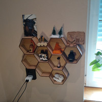 Méhsejt mintás fa fali polc – nemesfa furnérozott dekorpolc