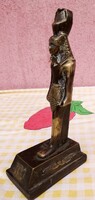 Ramszesz. Egyiptomi fáraó bronz szobra hieroglifákkal díszítve