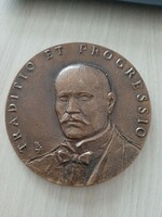 A VÁCI Múzeum TRAGOR IGNÁCRÓL elnevezett kollégiumának emlékére jelzett bronz plakett emlék érme
