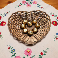 Szív alakú tál – kézzel készült fa dísztál szívből jövő ajándékhoz