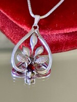 Beautiful silver necklace and pendant, embellished with a garnet stone