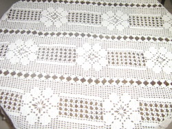 Beautiful antique white flower pattern hand crocheted tablecloth