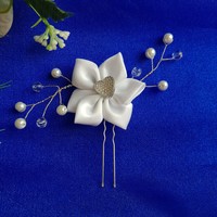 ÚJ, egyedi készítésű, fehér gyöngyös, virágos menyasszonyi hajtű, drótos hajdísz