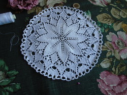 23 cm diam. Knitted tablecloth, placemat, etc.