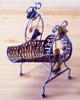 Borospalacktartó fonott fémvázas hinta, az édeni nedű szervírozásához