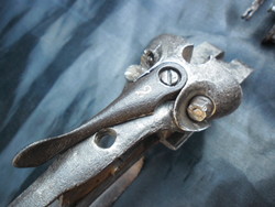Antik 19.századi pisztoly maradványok/alkatrészek.