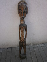 Nagyméretű, fából faragott, festett afrikai szobor. Érdekes, mutatós darab.