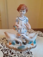 Kislány libákkal porcelán figura