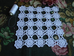 25 X 25 cm crochet tablecloth, placemat, table centerpiece.