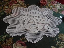 66 X 51 cm wonderful, crocheted, rose tablecloth, centerpiece.
