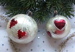 Régi kézzel festett szivecskés üveg gömb  karácsonyfa díszek párban  5.5cm