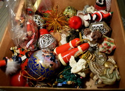 Kis doboznyi  karácsonyfadísz  vegyesen  kb. 40 darab