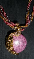 Bronzos pávás medál, cirkóniával kirakva, lila színes, csavart gyöngyös-selyem nyaklánc.