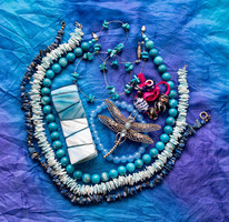 "Kékszemű lány" bizsu ékszercsomag selyemkendővel - ásvány ékszerek és egyéb bizsuk