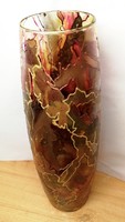 Az arany árnyalataiban pompázó váza. Varga T. jelzéssel. Egyedi művészi munka