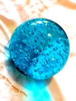 Gömb alakú, buborékos világoskék üveg levélnehezék, asztaldísz
