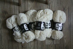 100% Raw white wool yarn - soft to the touch
