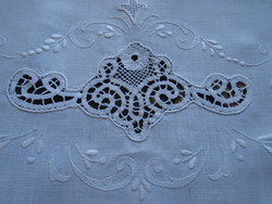 106 X 69 cm. Centennial handmade vert lace, embroidered curtain. Tablecloth etc.