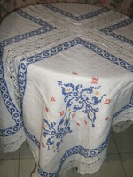 Beautiful hand-embroidered cross-stitch on the edge and in the middle in a 4-part lace tablecloth