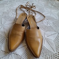 Vintage Italian women's shoes esisto leather sole, size 35, with cord to be tied to the ankle