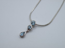 UK0114   Elegáns kígyó mintás ezüst nyaklánc és kék köves medál 925