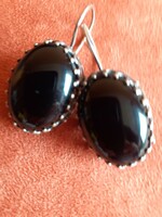 Remarkable jewelry set, in a silver setting, earrings and ring, with a flawless onyx stone