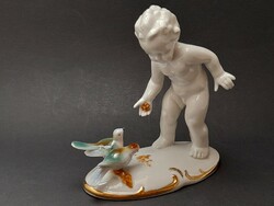 Carl Scheidig Grafenthal, galambokat etető kisfiú, 13 cm